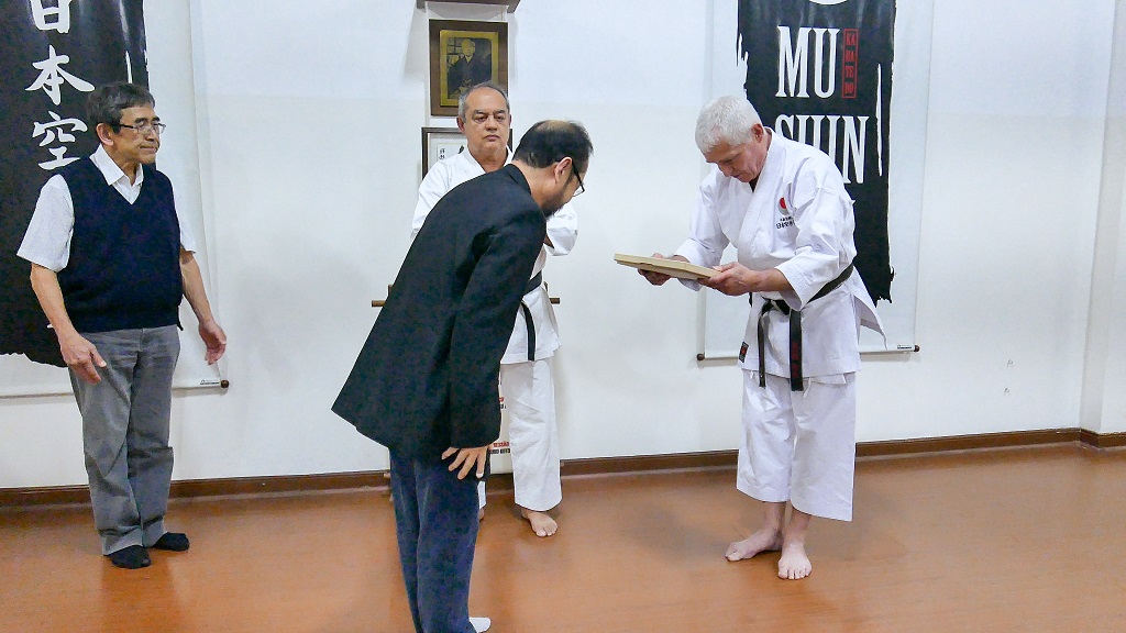 O Prof Carlos Rocha recebe o 6º Dan do Japão
